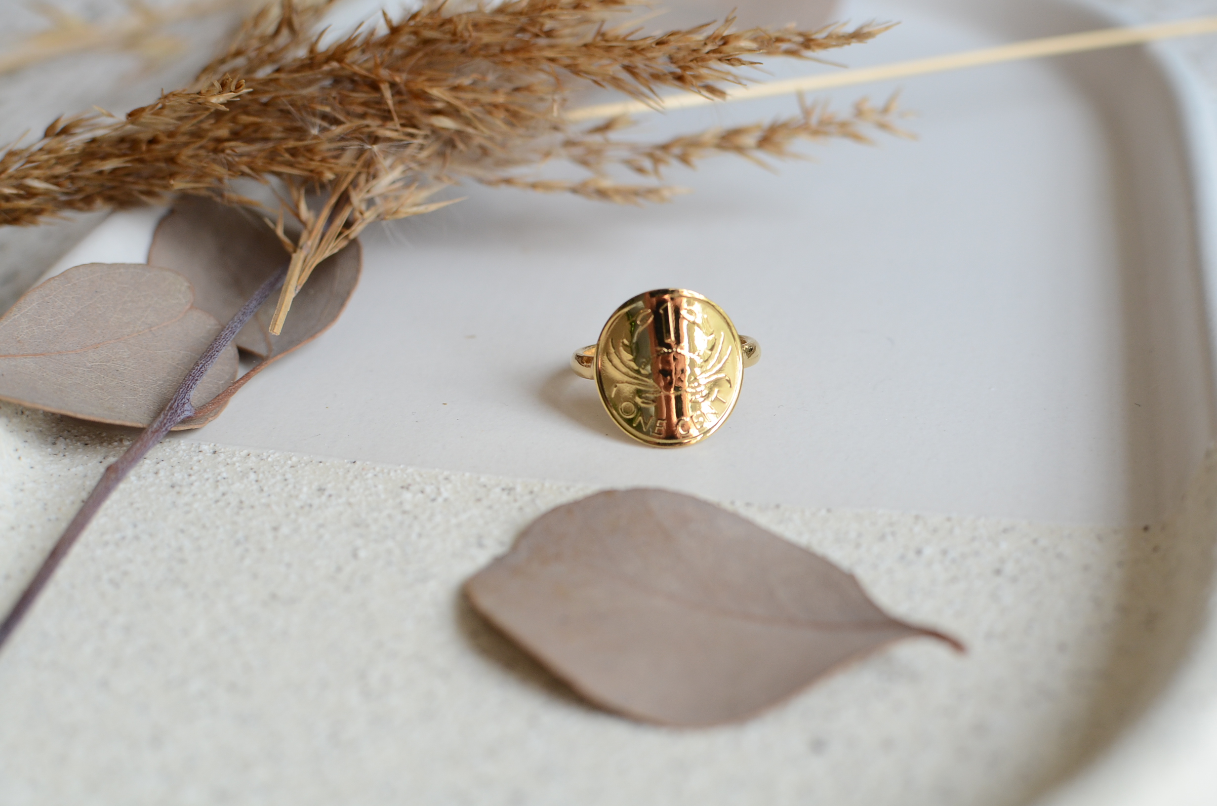 Bague créée à partir d'une pièce des seychelles représentant un crabe.