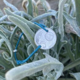 bracelet_crée_à_partir_d_une_pièce_d_euro_sur_cordon_élastique_de_couleur_de_votre_choix