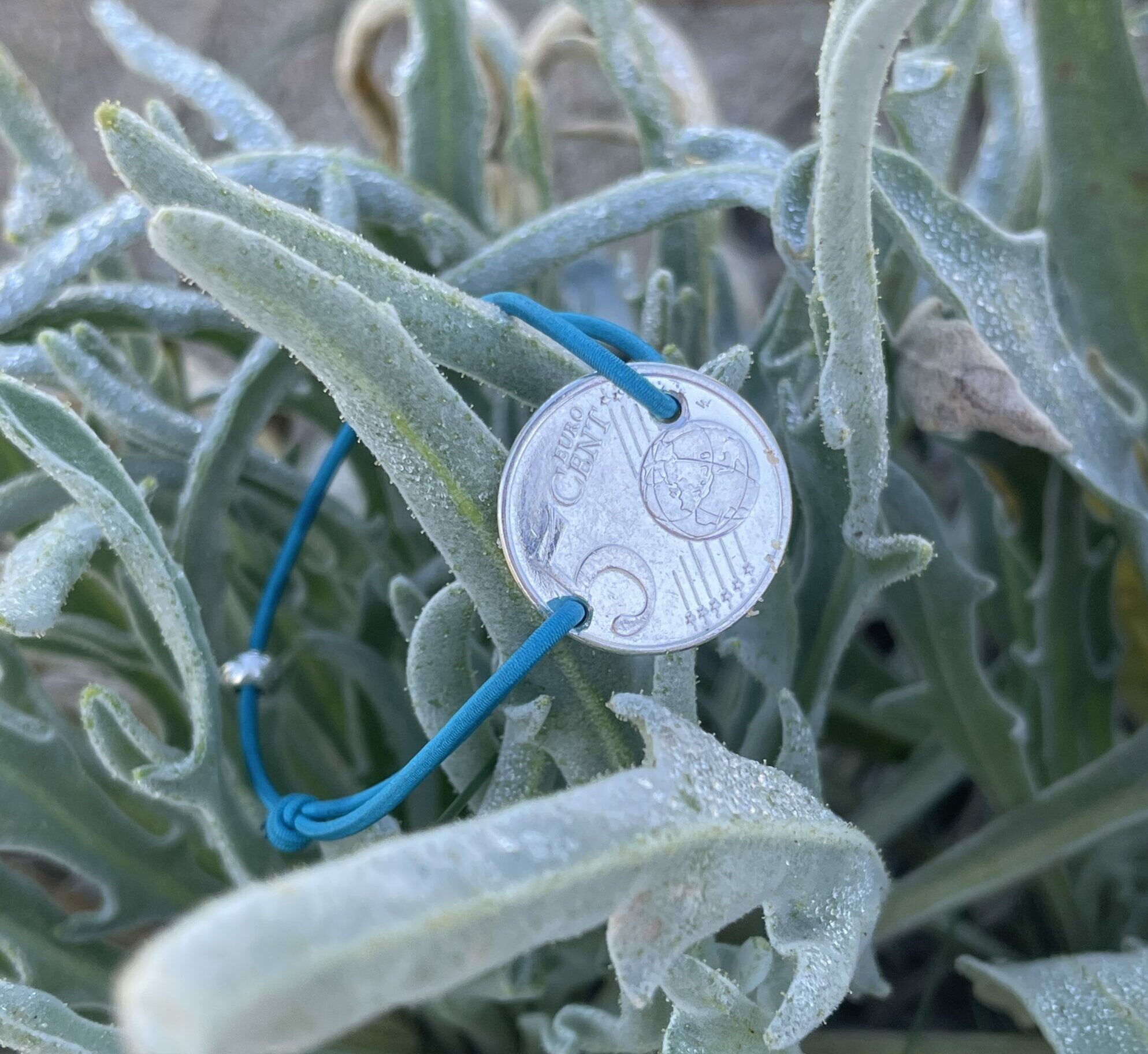 bracelet_crée_à_partir_d_une_pièce_d_euro_sur_cordon_élastique_de_couleur_de_votre_choix